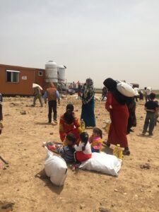 Distribution-at-Syrian-refugee-camps100